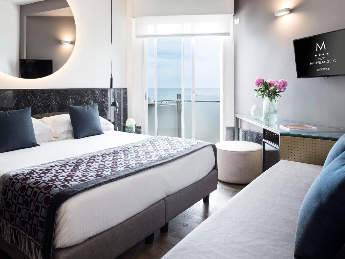 Camera Tripla Superior con Vista Mare Parziale